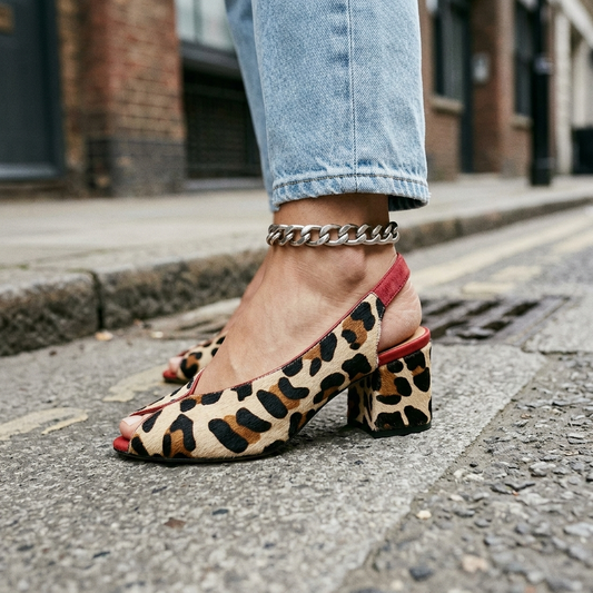 Tacchi Ruth leopardati con cinturino minimalista e punta aperta